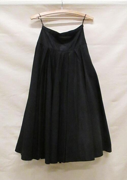 Rok van zwarte nylon in wijdvallend, halflang model met heupstuk en tulen onderrok of petticoat