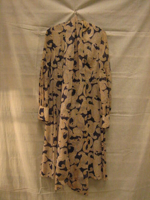 Ensemble bestaande uit jurk van synthetische voile bedrukt met druppelmotief in beige en wit op…