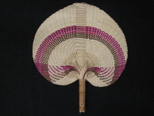 Vuurscherm van gevlochten riet in beige, violet en bruin