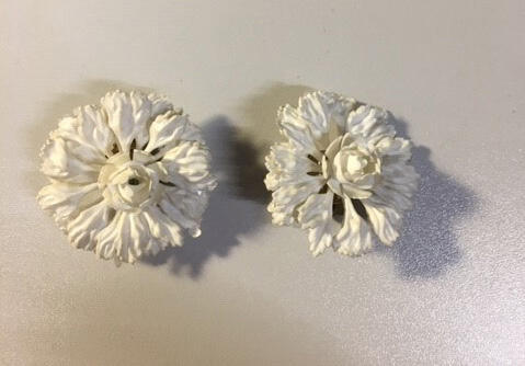 Oorclips, bloemen van wit kunststof