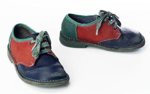 Veterschoenen (jongen) van blauw/rood/groen leer met groene rubberen zolen en groene katoenen…