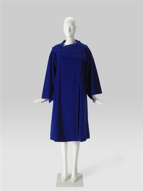 Mantel, blauwe wol zgn. ‘swagger’ model met a-symmetrische sluiting.