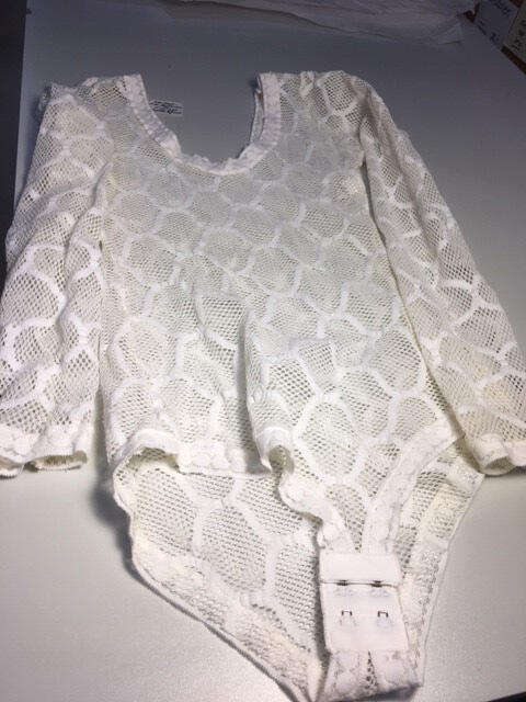 Body van wit stretch-tricot, ajourgebreid. Diepe, ronde hals, lange mouwen
