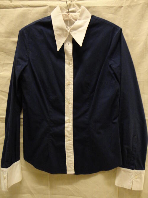 Blouse van blauw katoen met witte kraag, manchetten en witte bies langs sluiting