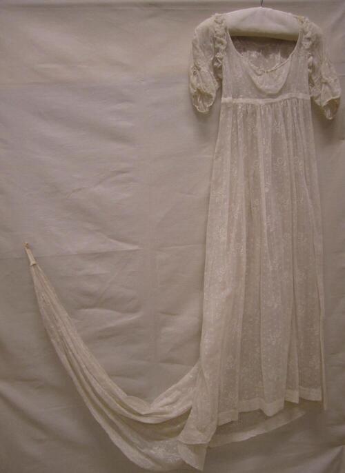 Japon, mogelijk avondjapon van witte katoenen mousseline of neteldoek met sleep, geheel geborduurd…
