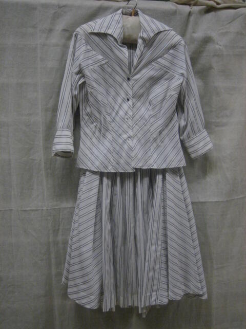 Ensemble van witte gemengde synthetische met ingeweven streepmotief, bestaande uit blouse en rok
