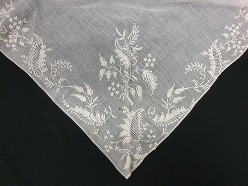 Fichu, wit neteldoek met tamboereerwerk en fils tiré