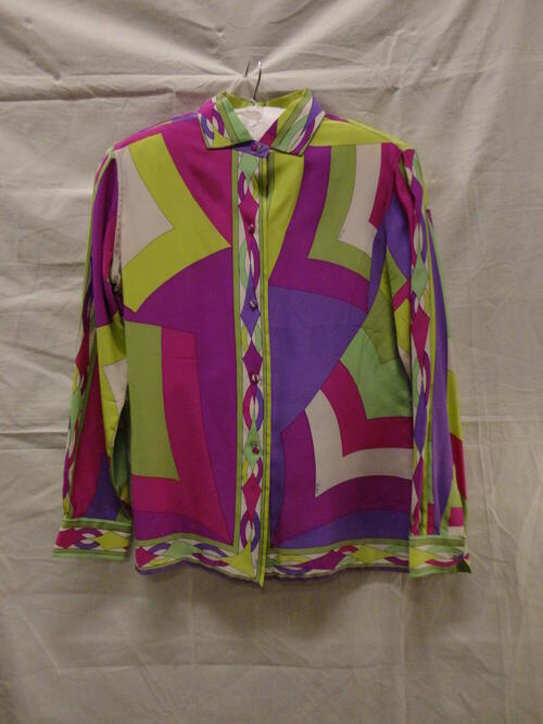 Blouse van bedrukt zijden tricot met geometrische motieven, veelal in V-vorm, in paars/fuchsia en…