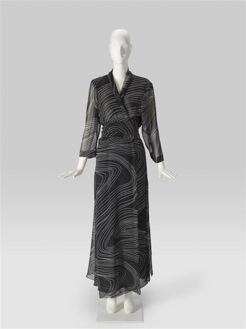 Avondmantel, zwart/wit cirkelprint voile-achtige stof, zeer wijd model met 4 dubbele stolpplooi op…