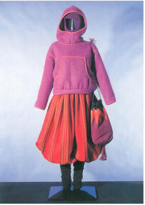Ensemble, geinspireerd op Nederlandse streekdracht van Marken en Urk: anorak, pofbroek, twee…