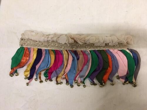 Kraag. Onderdeel van harlekijnpak van veelkleurige zijde met belletjes, bestaande uit korte jurk…