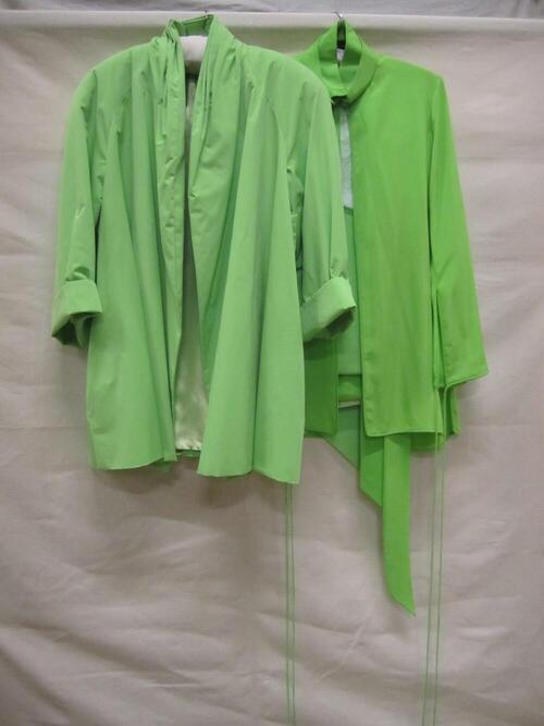Ensemble bestaande uit jasje, wikkelrok, blouse, ceintuur van groene kunstzijde met col van groene…