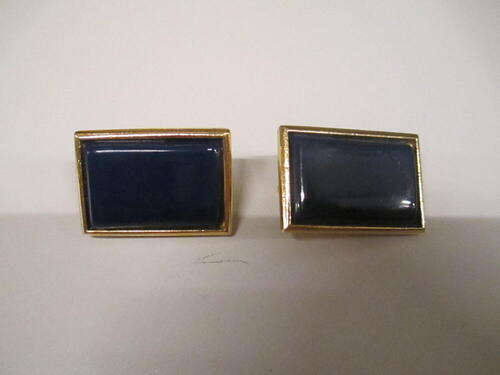 Oorclips, rechthoekig model, goudkleurige metalen zetting gevuld met donkerblauw kunsthars