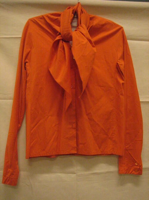 Blouse van oranje katoen met zgn. 'colle cravate'