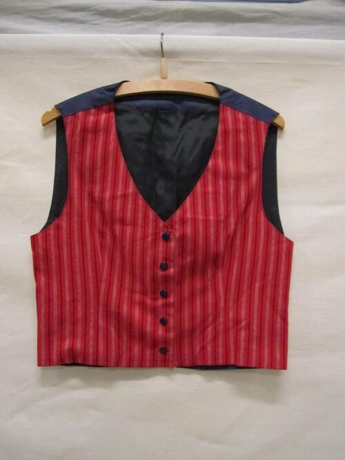 Mouwloos vest of gilet met voorpanden van rood katoen met ingeweven blauwe en witte strepen
