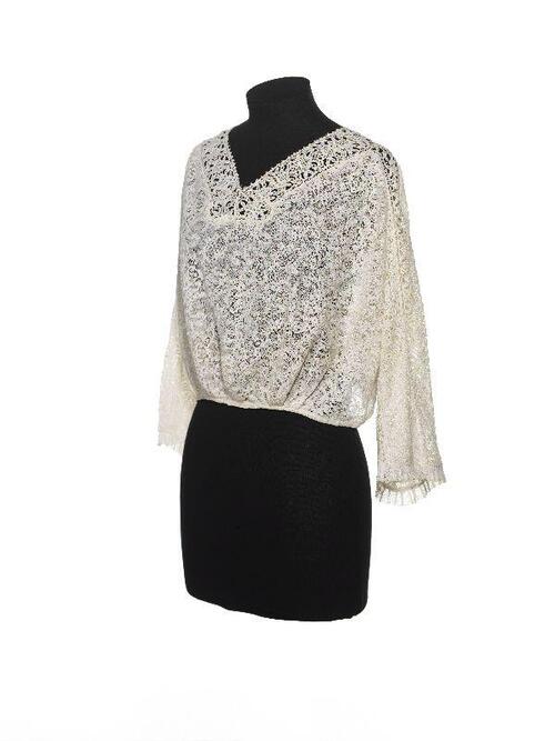 Blouse van wit kant over witte tule, kanten tussenzetsel langs hals, schouders en over lengte van…