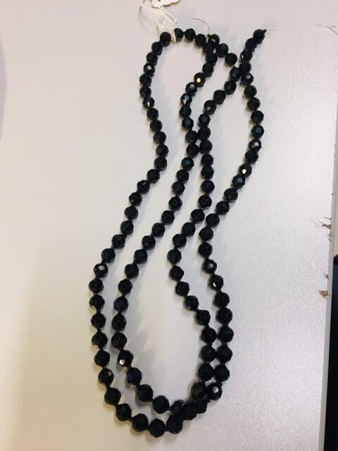 Ketting. Glas kralen. Zwart, rond met facetten. Afgewisseld met kleine kralen. Lang snoer. Ketting…