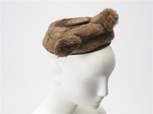 Dopje van bruin vilt met bont, model met oortjes