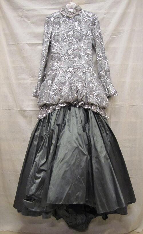 Trouwensemble, donkergroene satin duchesse met opgestikt zilverkant en chenille met bijbehorende…