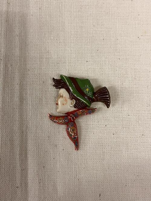 Broche, kinderhoofdje met hoedje en sjaal, in origineel doosje