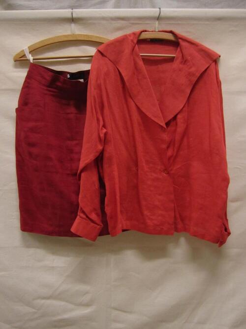 Ensemble van rood en lichtrood linnen, bestaande uit rok en blouse