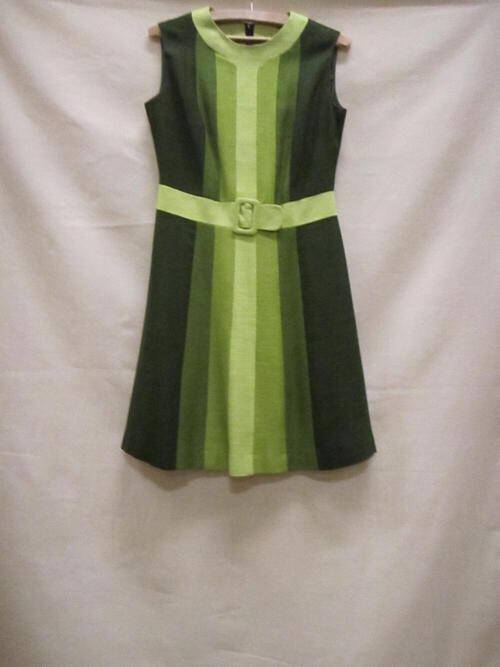 Mini-jurk van fibranne (kunstzijde) in 3 kleuren groen. Mouwloos model met ronde hals en wijd…