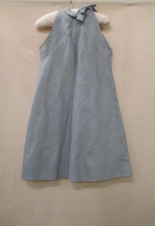 Cocktailjurk van turquoise gazar. Gerend model met opstaande boord met strik (links), ingeknipte…