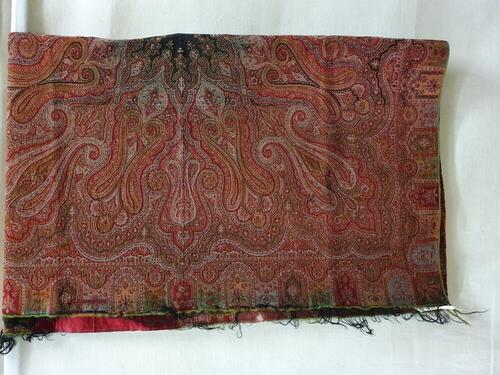 Shawl van wol in rood, geel, groen, blauw, donkerbruin en zwart