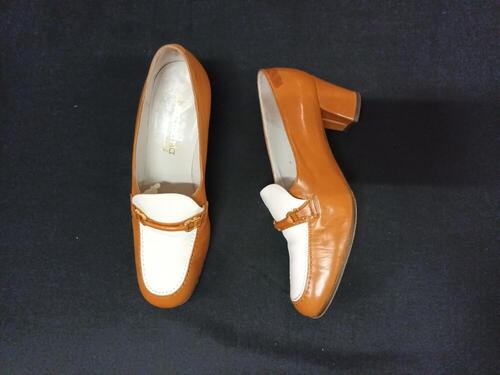 1 paar pumps van cognackleurig- en wit leer met goudkleurige metaalaccenten. Model met halfhoge hak…