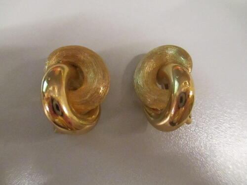 Oorclips, knoopvormig model (zogenaamde 'love knot') van geribbeld en glad verguld metaal