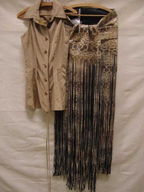 Ensemble bestaande uit blouse, rok van anacondaleer, klemarmband en 1 paar sandalen