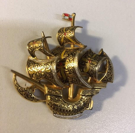 Souvenirbroche in de vorm van zeilschip in damasquinado-stijl, goudkleurig metaal met imitatie…