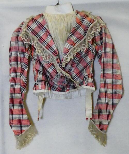 Blouse (vrouw) van rood, wit, zwart geruite zijde met chiffon ruche in vestje