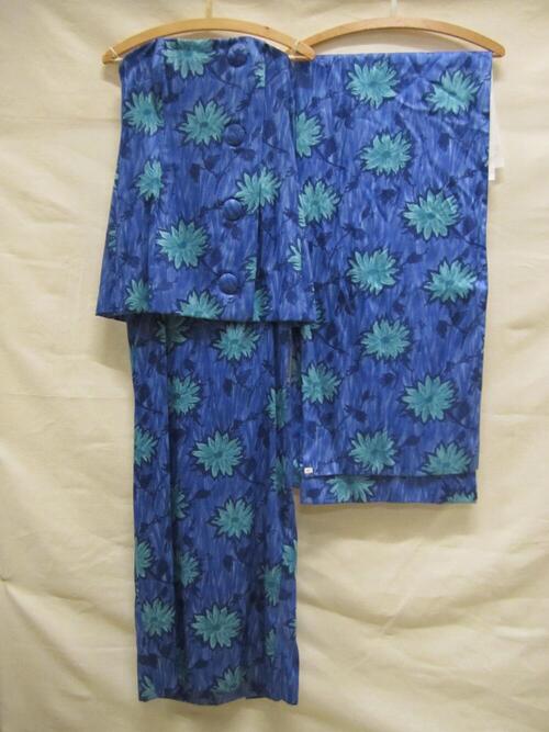 Avondjurk van synthetisch weefsel in satijnbinding, bedrukt met blauw/turquoise bloemen, met…