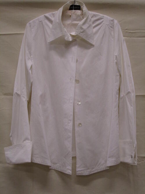 Blouse van wit katoen, type overhemdblouse, de manchetten sluiten met metalen manchetknopen met…