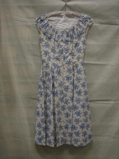 Jurk van wit katoenbatist bedrukt met blauw bloemboeket, model 'Valérie', mouwloos, met wijde…