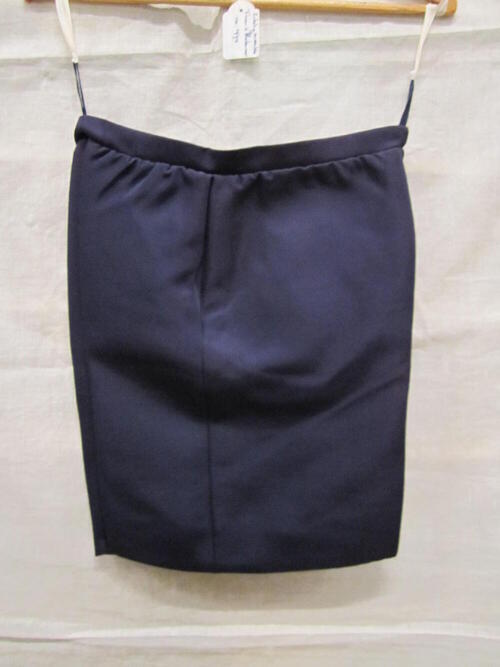 Korte broek van donkerblauw mengweefsel, onderdeel van ensemble