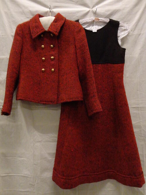 Ensemble bestaande uit jurk en jasje van rood wollen tweed en deels bruine wol