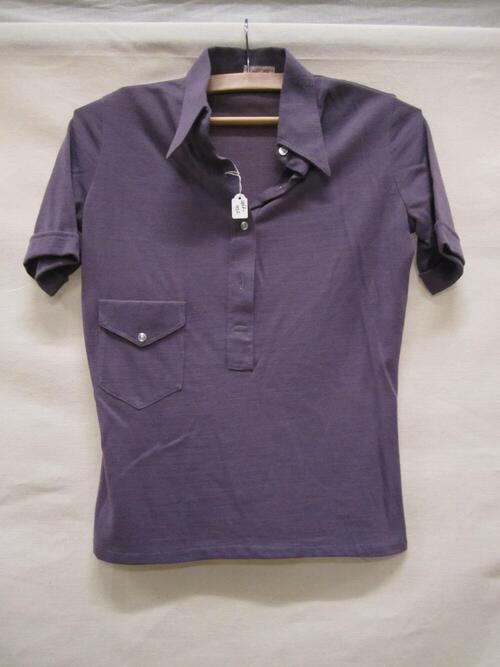 Poloblouse van paars katoenen tricot met puntkraag., met sluiting middenvoor met 4 knopen van…