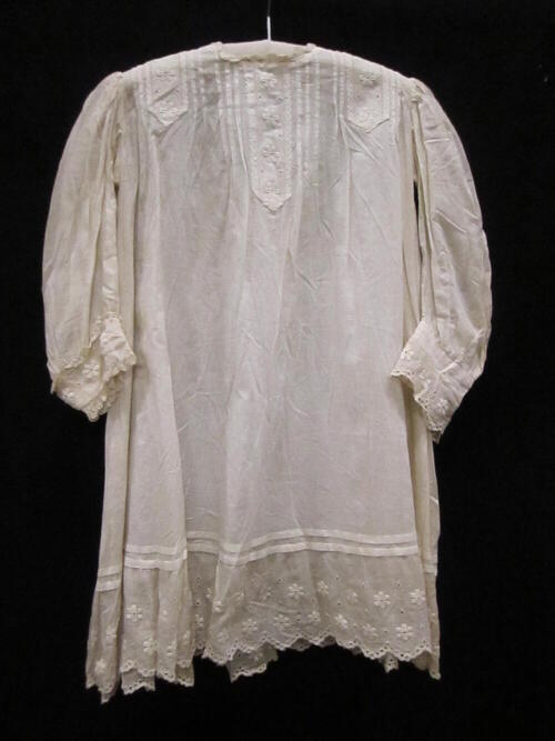 Jurk (kind) van batist en broderie / Nachtpon (kind) van wit katoen met opstiksels van machinaal…