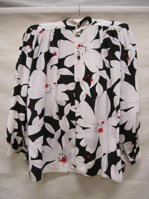 Blouse van witte crêpe zijde bedrukt met bloemmotief in zwart en rood