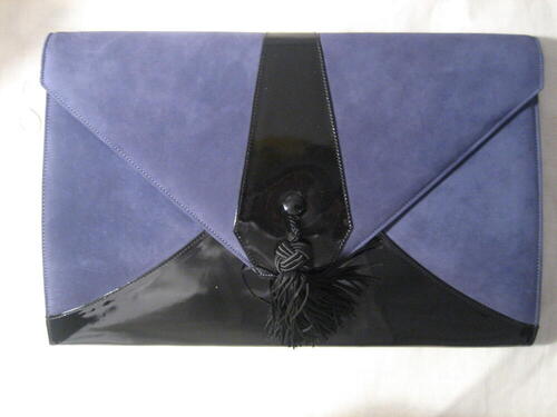Handtas, enveloppe model, van blauw suede en zwart lakleer met kwast ornament, onderdeel van…