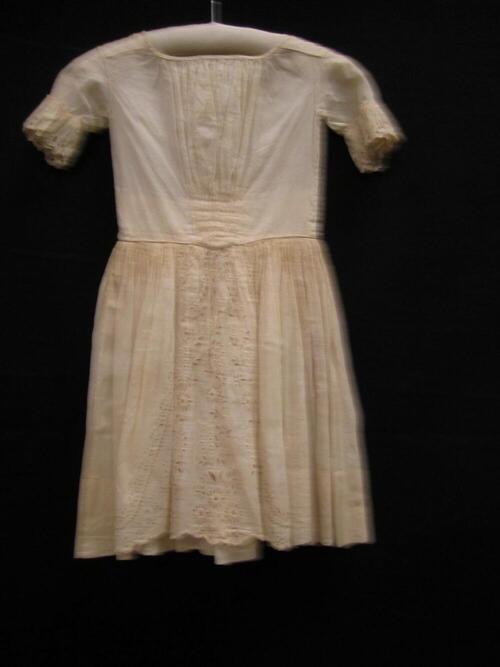 Jurk (kind) van wit katoen, gegarneerd met broderie anglaise
