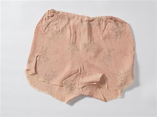 Onderbroek van zalmkleurige kunstzijde met bloempatroon