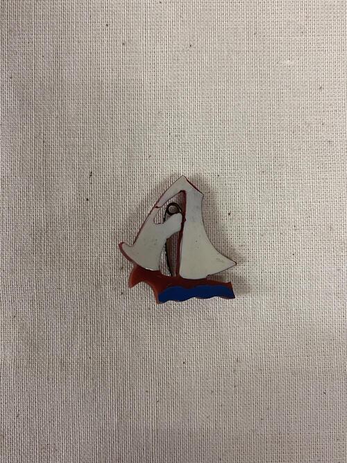 Broche in de vorm van zeilboot, blauw/wit/oranje plastic