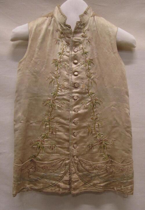 Vest (man) van wit satijn, geborduurd met grillige bloemtak (chinoiserie) van zijde in…