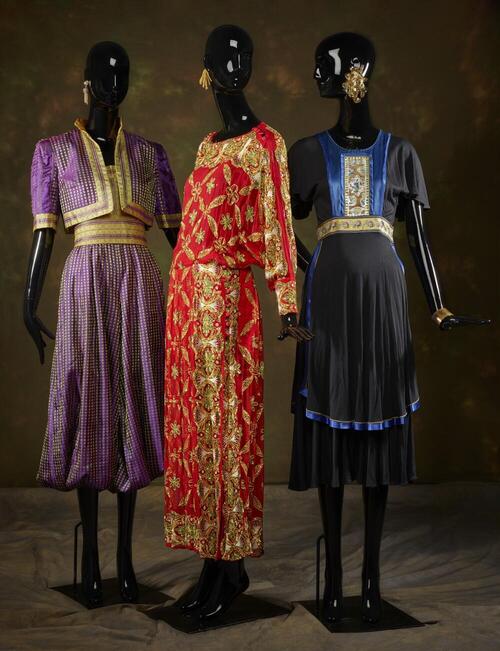 Ensemble bestaande uit jumpsuit, bolero en ceintuur van paars/zwart changeantzijde met ingeweven…