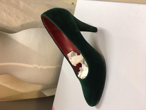 Pumps van donkergroen fluweel, gevoerd met rood leer