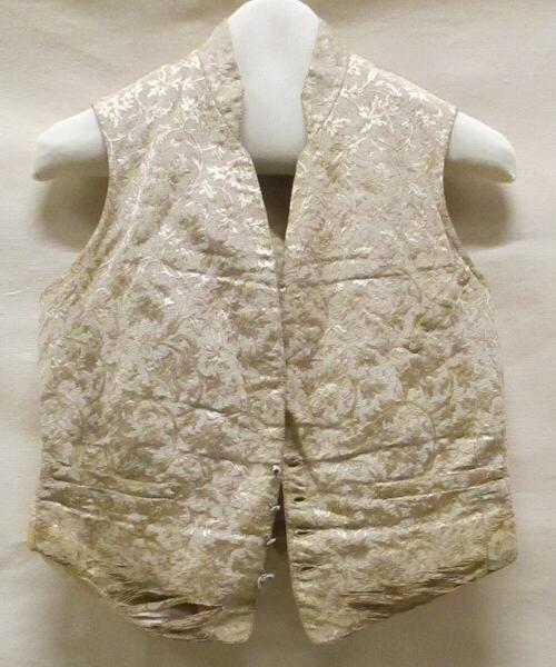 Vest (man) van zilverbrokaat met een all-over motief van takjes in geel en creme, achterpand en…