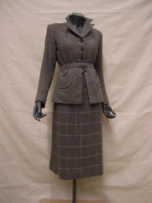Mantelpak van bruin/groene tweed in keperbinding, bestaande uit jasje, rok en losse ceintuur